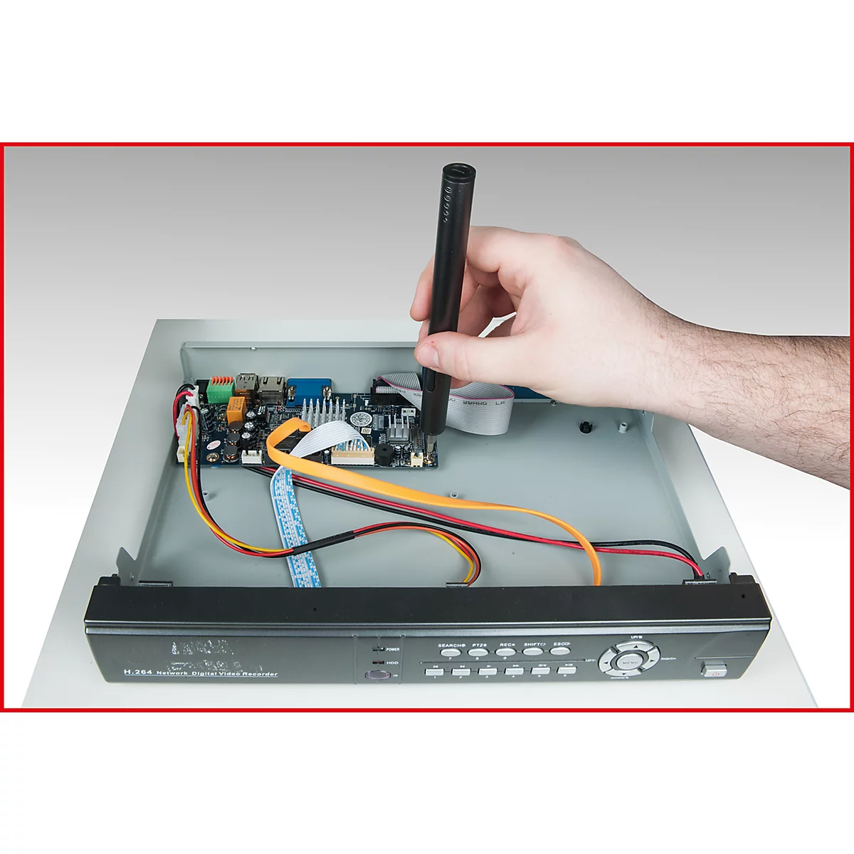 Graue Kamera-Umrisszeichnung auf weißem Hintergrund.